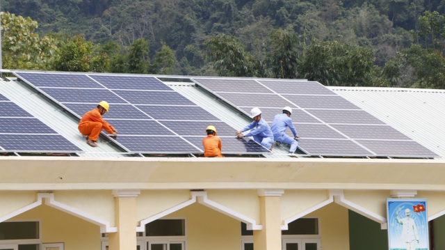 Hướng dẫn vệ sinh tấm pin năng lượng mặt trời